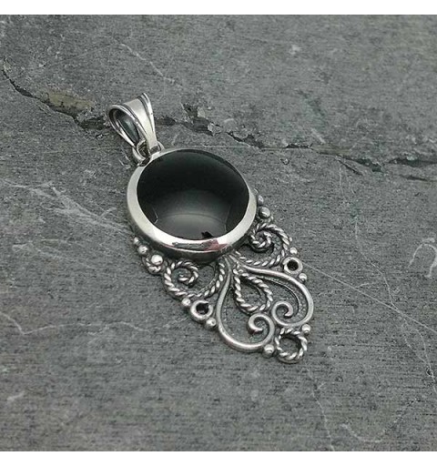 Colgante, elaborado por orfebres con la técnica de la filigrana, en plata de ley y azabache