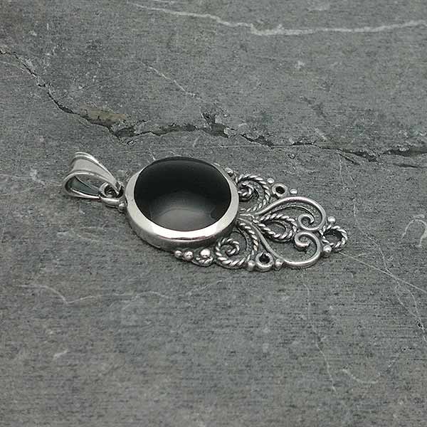 Colgante, elaborado por orfebres con la técnica de la filigrana, en plata de ley y azabache