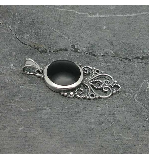 Colgante, elaborado por orfebres con la técnica de la filigrana, en plata de ley y azabache