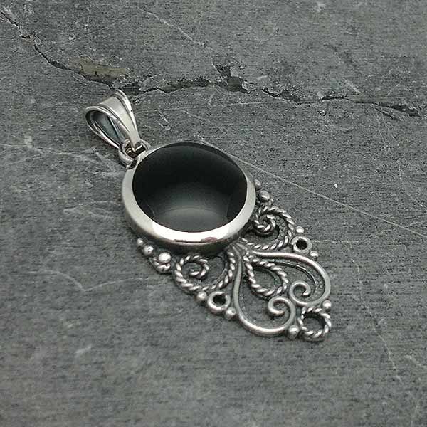 Pendant, made by goldsmiths using the filigree technique, in sterling silver and jet