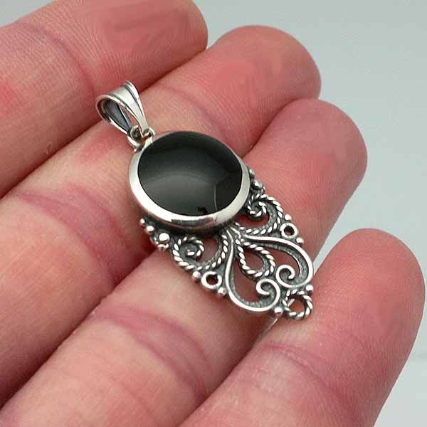 Colgante, elaborado por orfebres con la técnica de la filigrana, en plata de ley y azabache