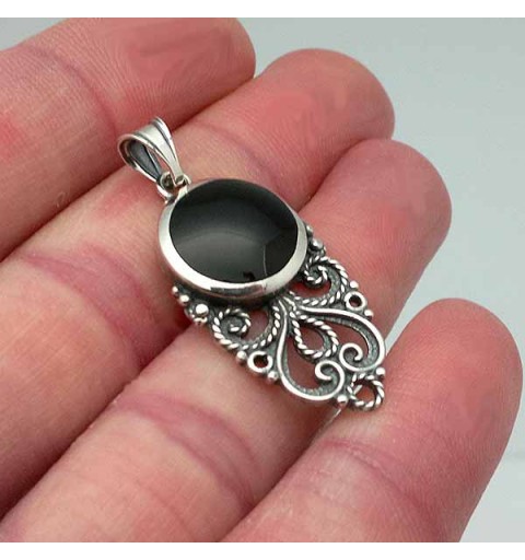 Colgante, elaborado por orfebres con la técnica de la filigrana, en plata de ley y azabache