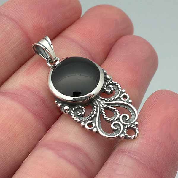 Colgante, elaborado por orfebres con la técnica de la filigrana, en plata de ley y azabache