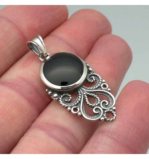 Colgante, elaborado por orfebres con la técnica de la filigrana, en plata de ley y azabache