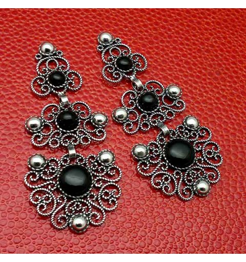 Handmade earrings, in silver and jet with the filigree technique