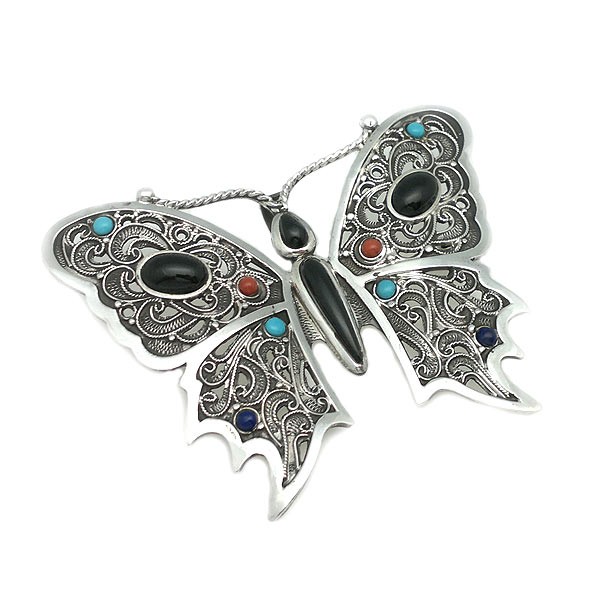 Broche y colgante, con forma de mariposa, elaborado de forma artesanal, en plata de ley y piezas naturales.