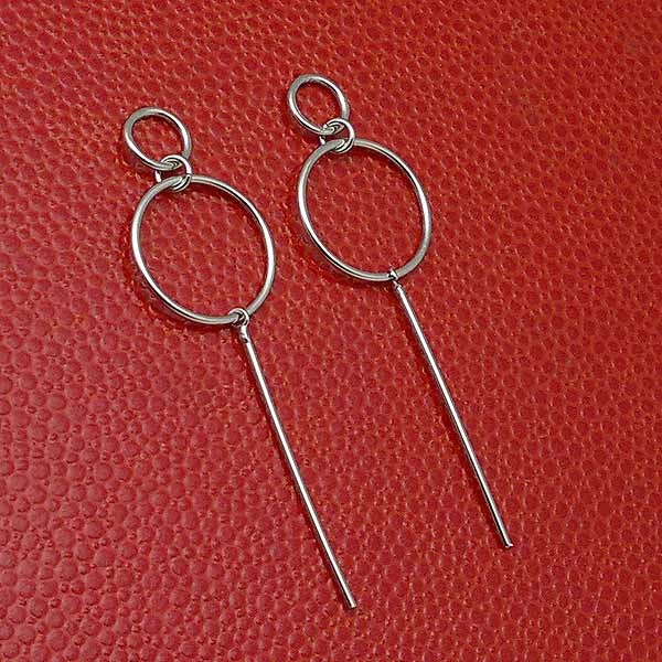 Minimalist style earrings, in sterling silver.