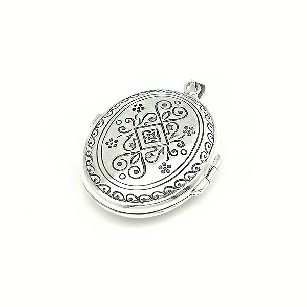 Pendant photo holder, in silver
