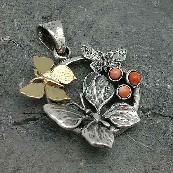 Colgante mariposas, en plata de ley, bronce y coral.