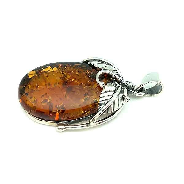 Colgante elaborado en plata de ley y un bonito ámbar natural.