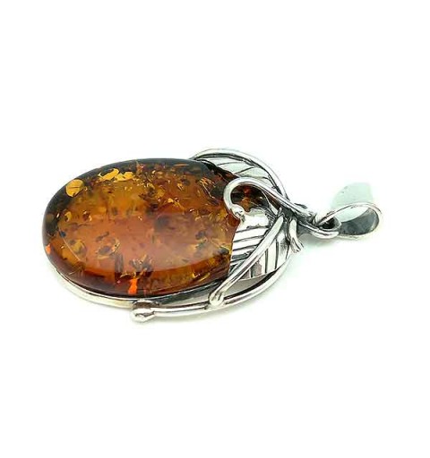 Colgante elaborado en plata de ley y un bonito ámbar natural.