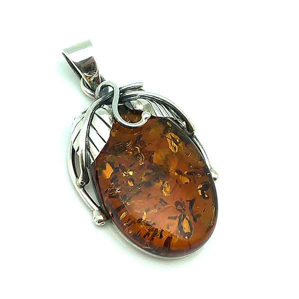 Colgante elaborado en plata de ley y un bonito ámbar natural.