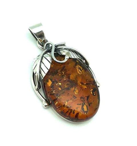 Colgante elaborado en plata de ley y un bonito ámbar natural.