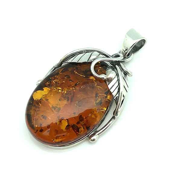 Colgante elaborado en plata de ley y un bonito ámbar natural.