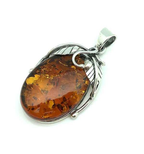 Colgante elaborado en plata de ley y un bonito ámbar natural.