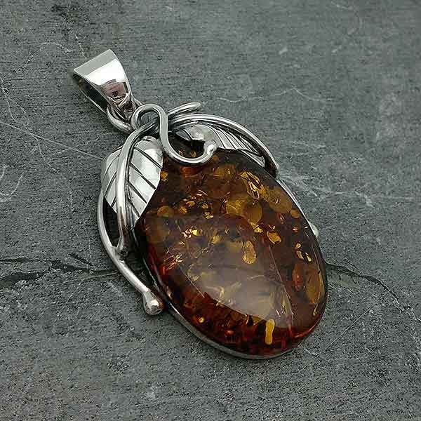Colgante elaborado en plata de ley y un bonito ámbar natural.