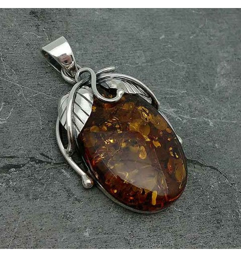 Colgante elaborado en plata de ley y un bonito ámbar natural.