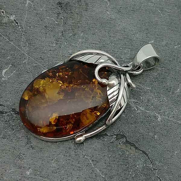 Colgante elaborado en plata de ley y un bonito ámbar natural.