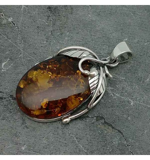 Colgante elaborado en plata de ley y un bonito ámbar natural.