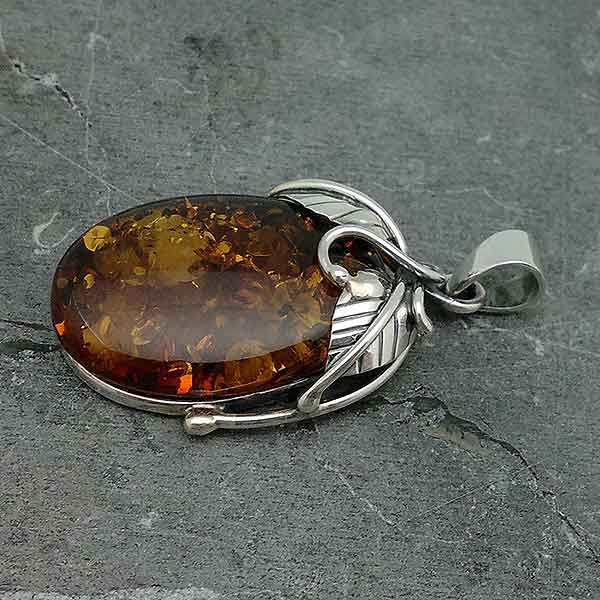 Colgante elaborado en plata de ley y un bonito ámbar natural.