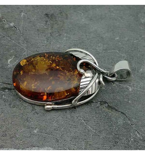 Colgante elaborado en plata de ley y un bonito ámbar natural.