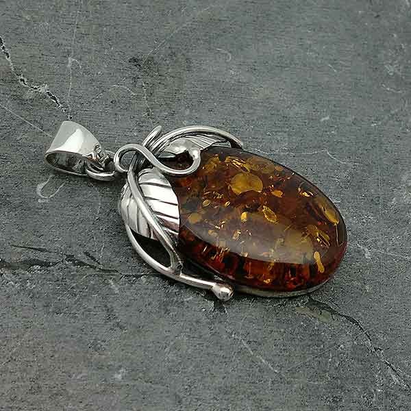 Colgante elaborado en plata de ley y un bonito ámbar natural.