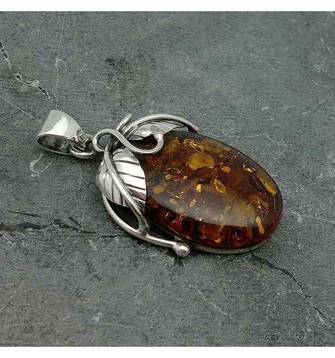 Colgante elaborado en plata de ley y un bonito ámbar natural.