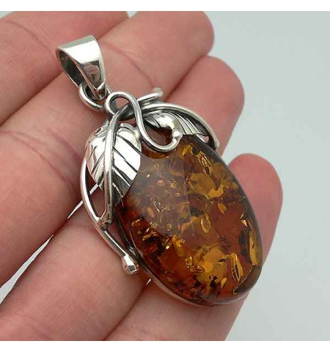 Colgante elaborado en plata de ley y un bonito ámbar natural.