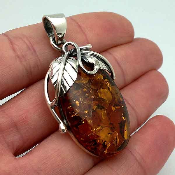 Colgante elaborado en plata de ley y un bonito ámbar natural.