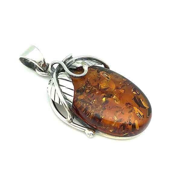 Colgante elaborado en plata de ley y un bonito ámbar natural.