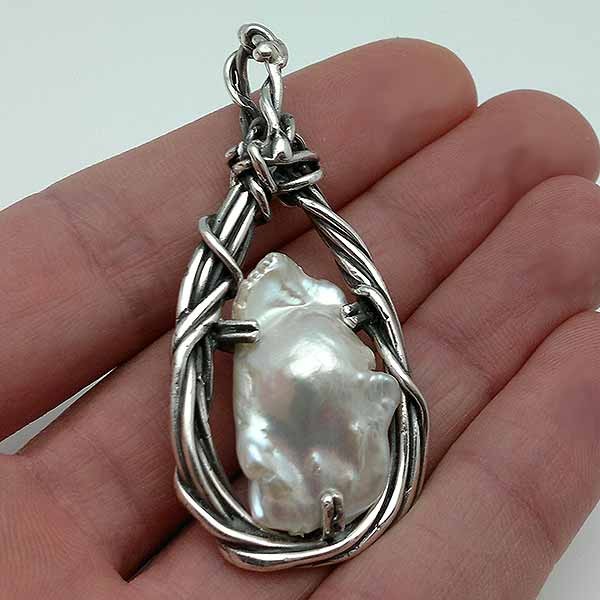 Handmade pendant, made of sterling silver and a beautiful natural baroque pearl.