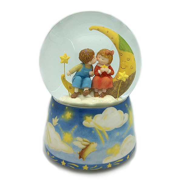 Bola de nieve, con pareja de niños, sentados en una luna