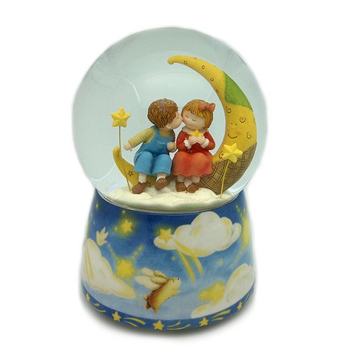 Bola de nieve, con pareja de niños, sentados en una luna