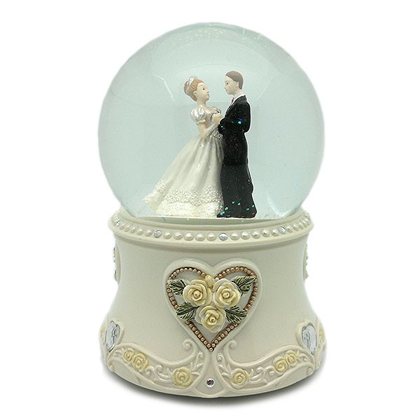 Bola de nieve, recreando una boda.