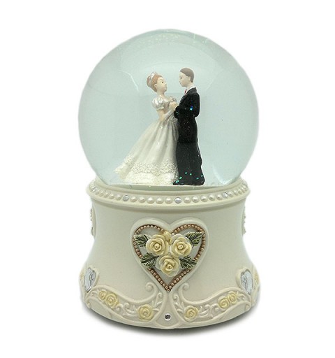 Bola de nieve, recreando una boda.