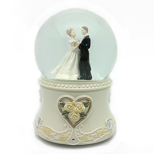 Bola de nieve, recreando una boda.