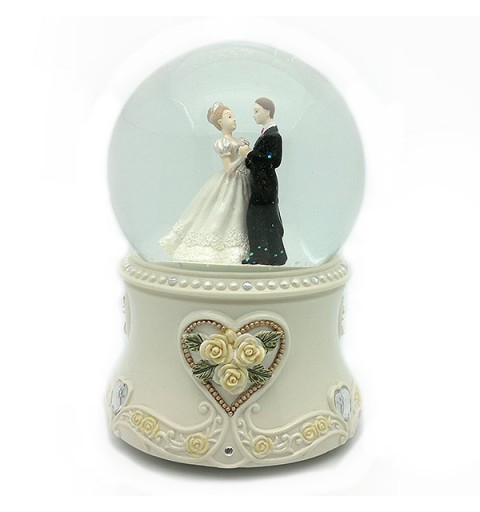 Bola de nieve, recreando una boda.