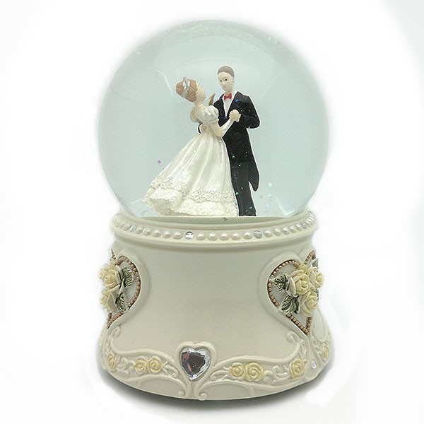 Bola de nieve, recreando una boda.