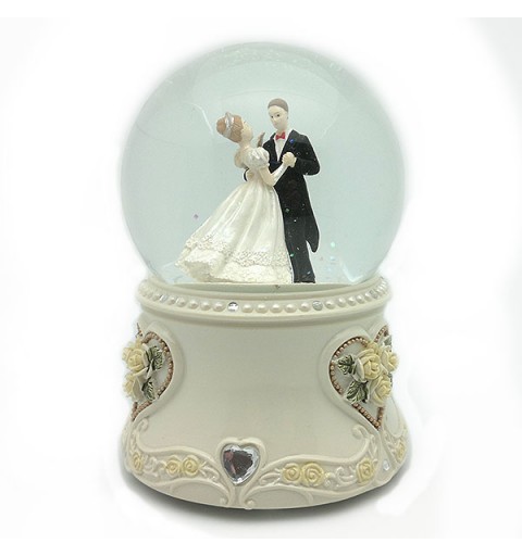 Bola de nieve, recreando una boda.