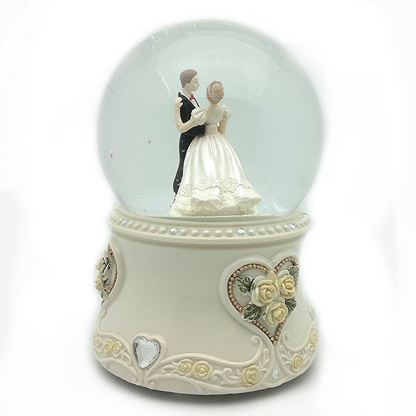 Bola de nieve, recreando una boda.