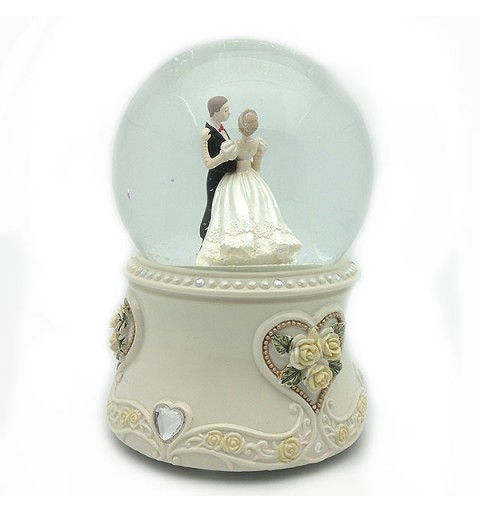 Bola de nieve, recreando una boda.