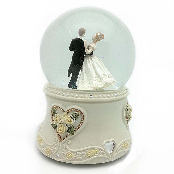 Bola de nieve, recreando una boda.