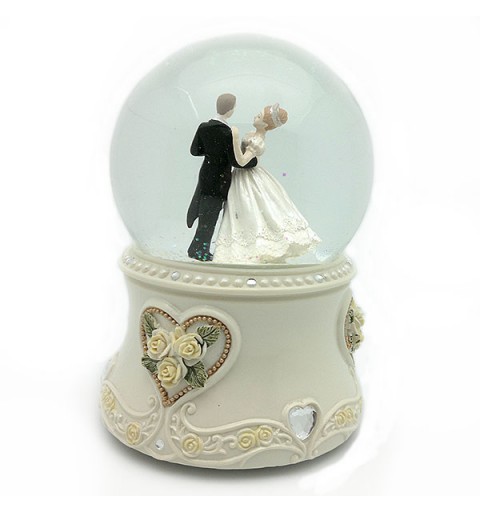 Bola de nieve, recreando una boda.