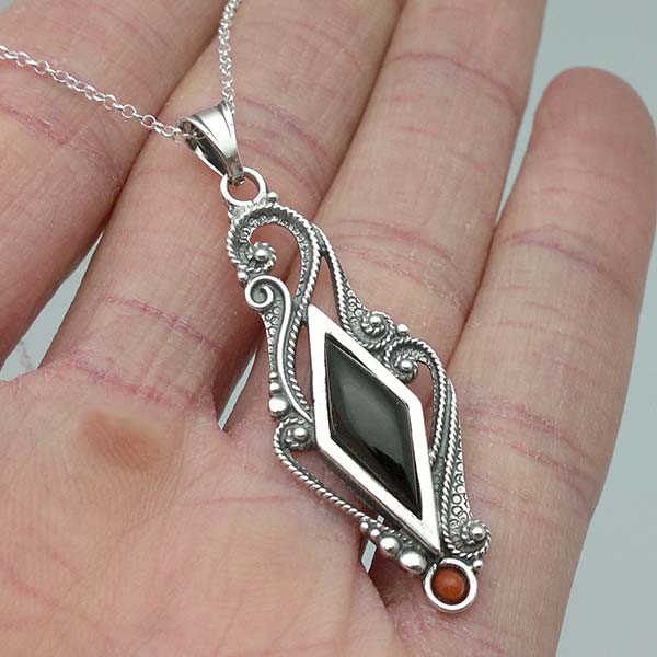 Colgante tradicional, elaborado en plata de ley, azabache y coral