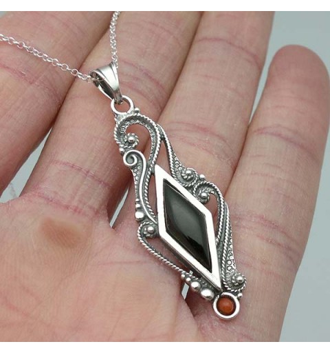 Colgante tradicional, elaborado en plata de ley, azabache y coral