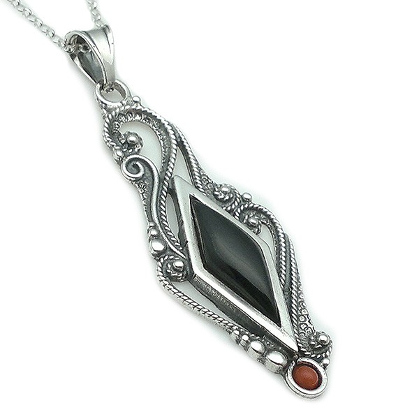 Colgante tradicional, elaborado en plata de ley, azabache y coral