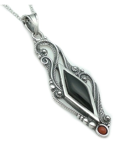 Colgante tradicional, elaborado en plata de ley, azabache y coral