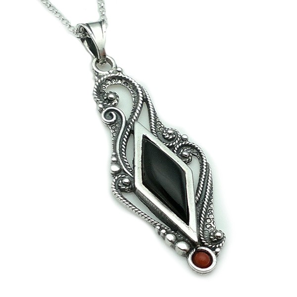 Colgante tradicional, elaborado en plata de ley, azabache y coral