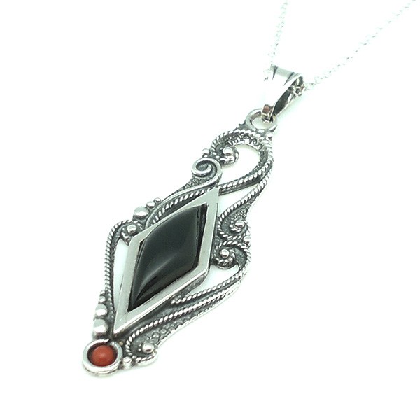 Colgante tradicional, elaborado en plata de ley, azabache y coral