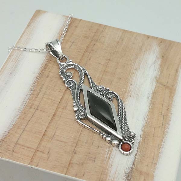Colgante tradicional, elaborado en plata de ley, azabache y coral
